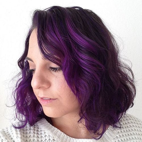 tmavý brown hair with bright purple highlights