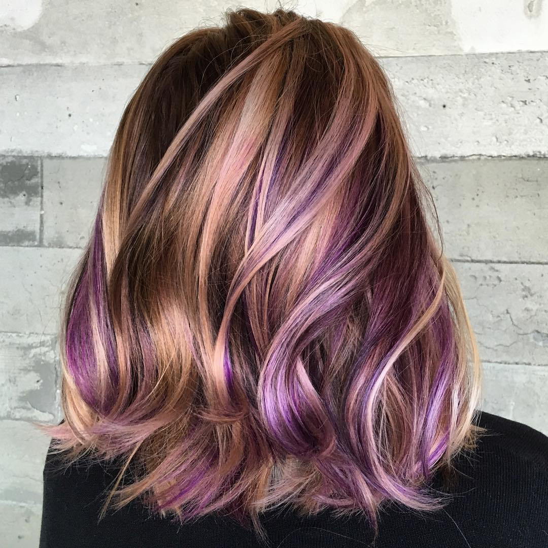 hnedý Hair With Caramel And Purple Highlights