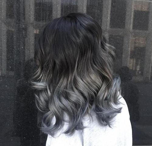 Črna to gray medium-length ombre hair