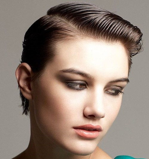 kort side-parted wet look hairstyle for thin hair