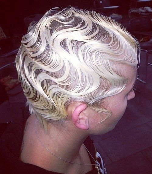 kort blonde hairstyle with wet finger waves