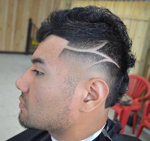 țuguia fade Mohawk with shaved designs