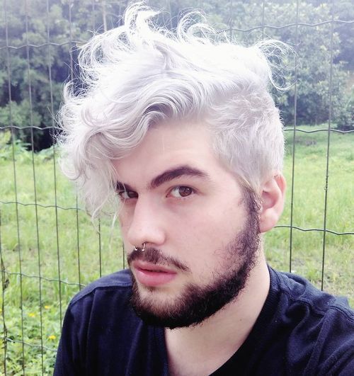 сребрна gray curly hairstyle for men