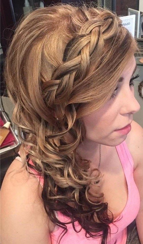 матурско вече side curly hairstyle
