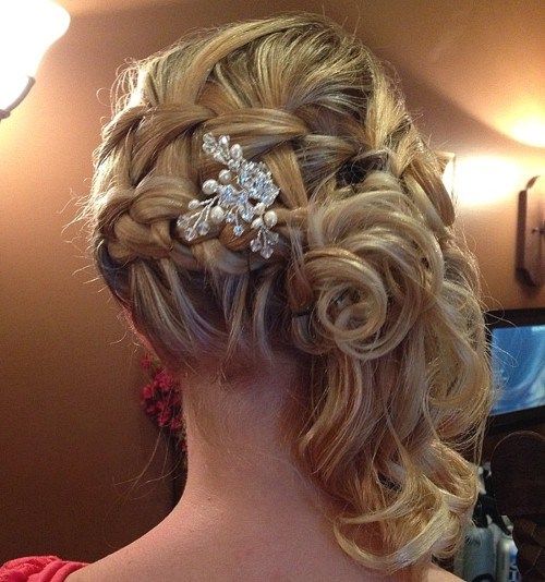 плетени curly side updo