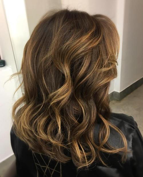 tmavý brown hair with light brown and blonde highlights