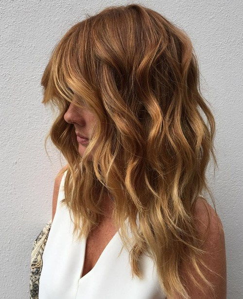 karamel layered hair with golden blonde highlights