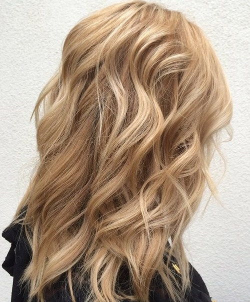 stredná layered sandy blonde hairstyle