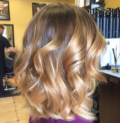 боб with golden blonde ombre highlights