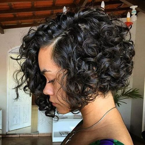 Chin-dĺžka curly bob hairstyle