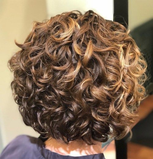 Krátky Curly Golden Bronde Hairstyle