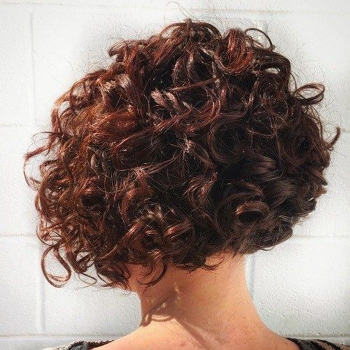 Krátky Curly Mahogany Bob Hairstyle