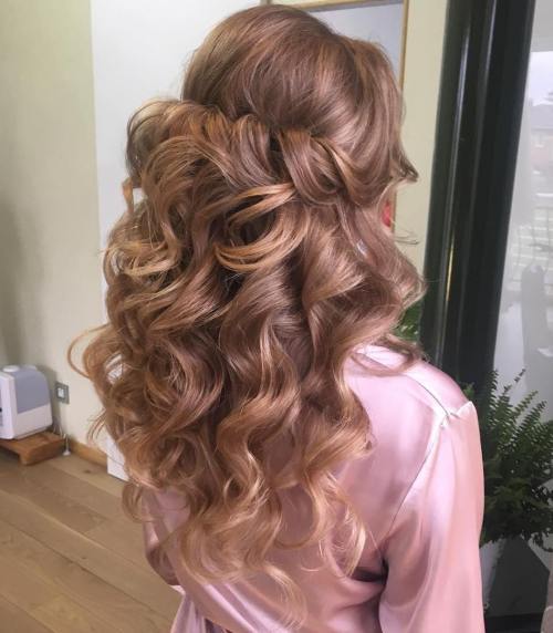 Omfattande Curly Half Updo With A Bouffant
