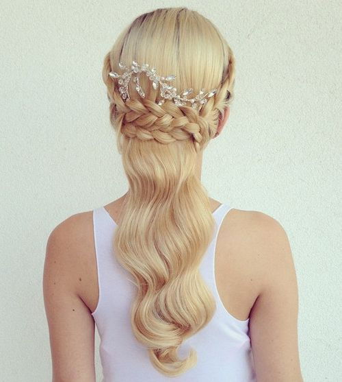 brud- blonde half up hairstyle with a braid