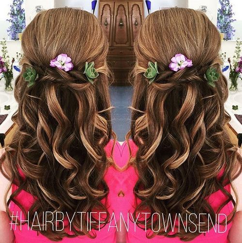 halv up curly hairstyle with flowers 