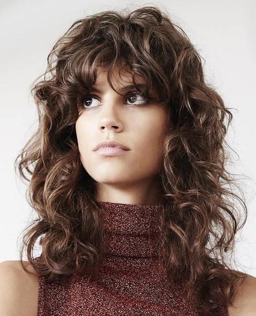 lång curly shag hairstyle with bangs