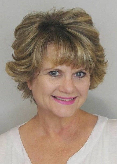 Kort Curly Hairstyle For Women Over 50