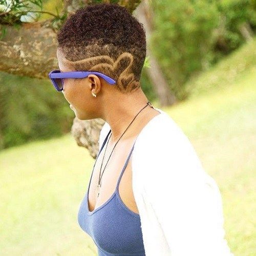 ženy's natural short hairstyle with designs