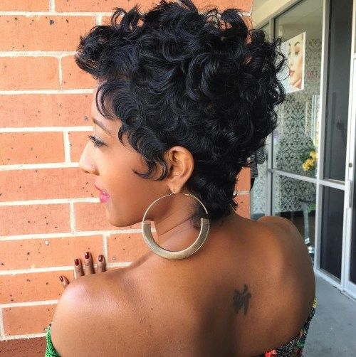 Afroamerikanska Cute Curly Pixie