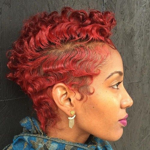 pastell pink/red short curly hairstyle