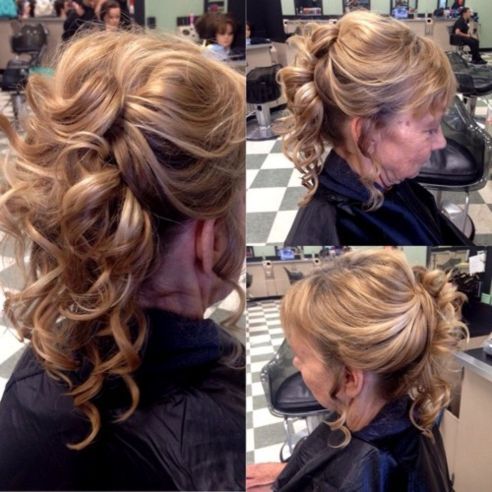 prišpendlený up curly hairstyle for mothers of brides