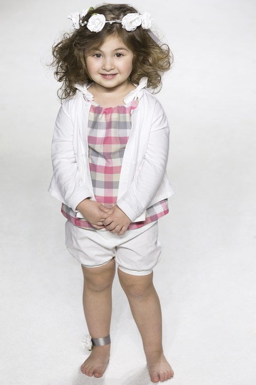 stredná curly hairstyle for little girls