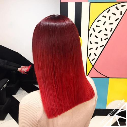 Средње Blunt Cherry Red Ombre Hairstyle
