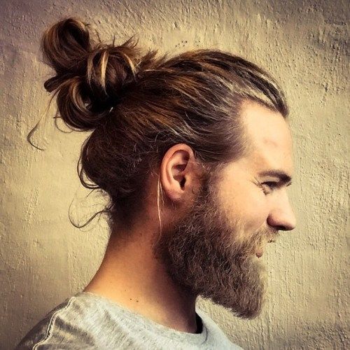 chaotický Man Bun With Beard