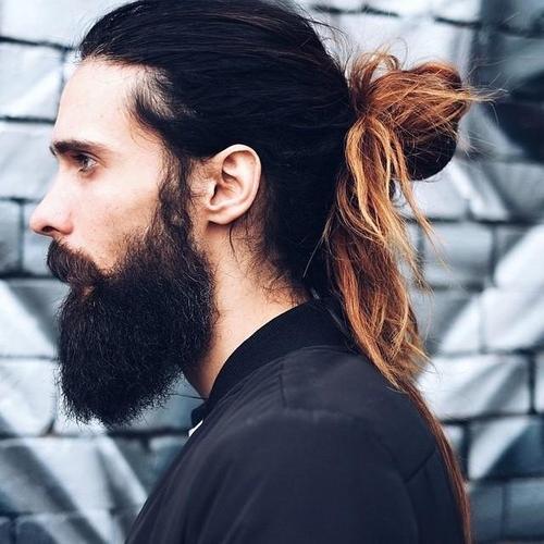 män's messy knot for long hair