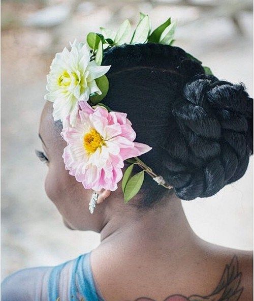čierna twisted bun updo with hair flowers
