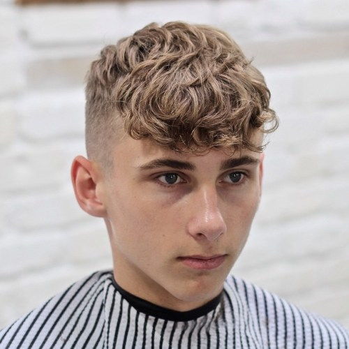 Tonåring Curly Undercut Haircut