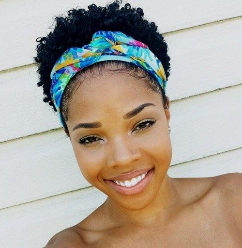 kort natural hairstyle with a headband