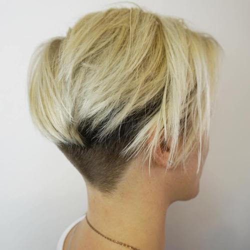 Kort Blonde Bob With Nape And Side Undercut