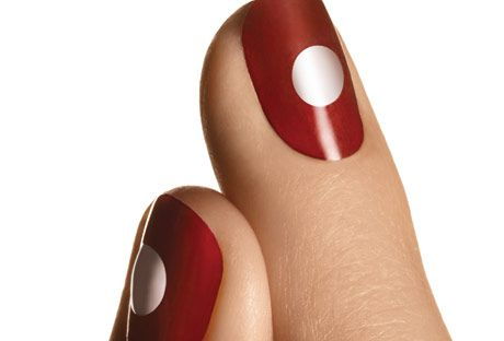 röd and white nailpolish on nails