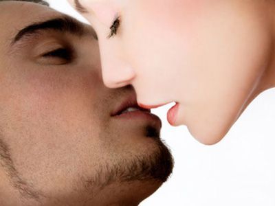 dievča and guy kissing