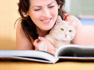 жена reading with cat