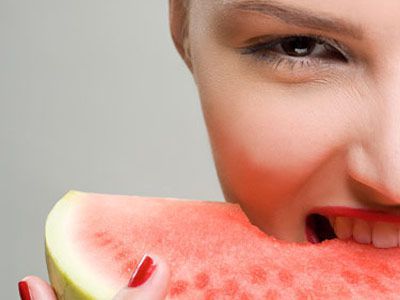 ženska eating watermelon