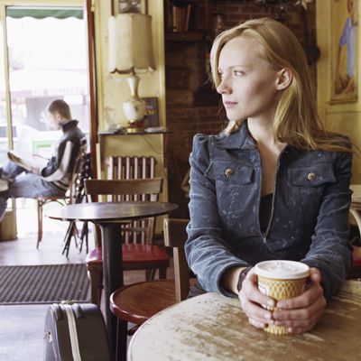 жена sitting in a coffee shop