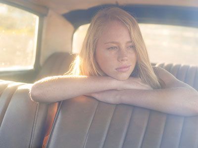ženska in a car looking contemplative