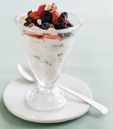 sadje yogurt muesli parfait strawberries blackberries raspberries blueberries