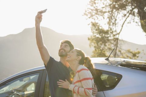 par taking selfie on roadtrip