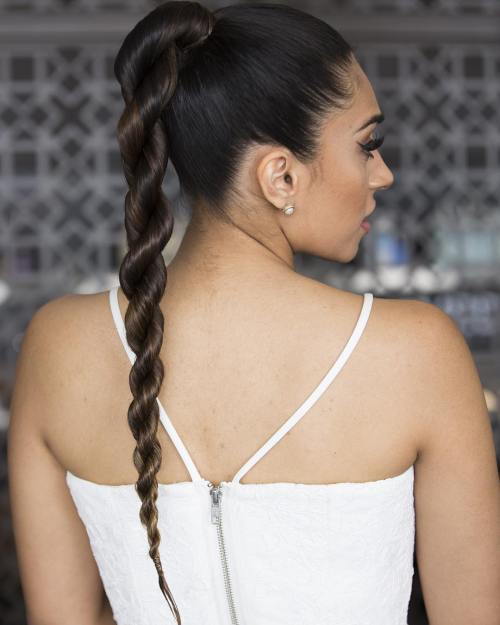 Hög Ponytail With A Twist