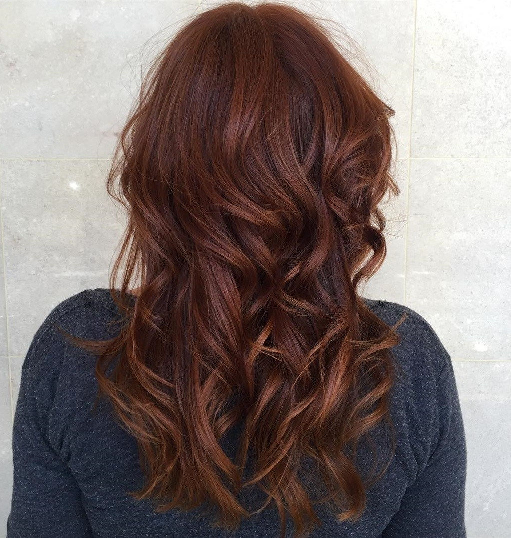 červenkastého Brown Wavy Hairstyle