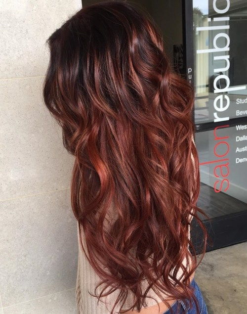 тамно brown hair with highlights