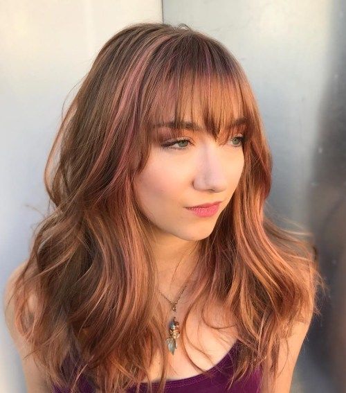 svetlo red wavy hairstyle with bangs