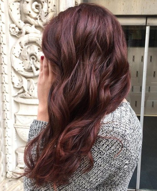zvlnený burgundy hair