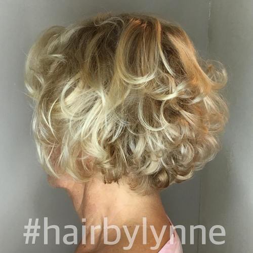 Mic de statura Curly Blonde Hairstyle For Over 60