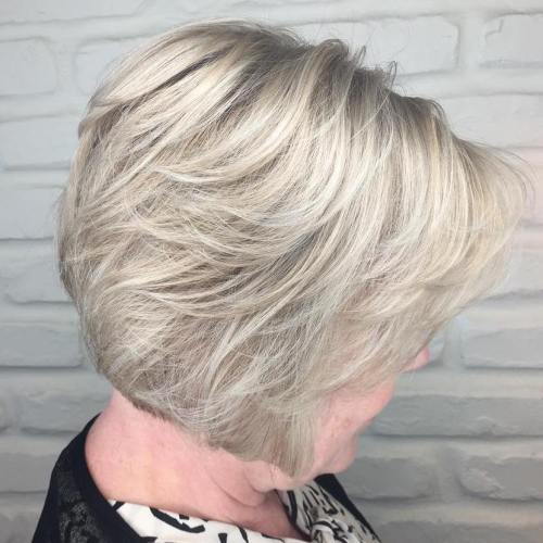 Kort Ash Blonde Hairstyle For Older Women