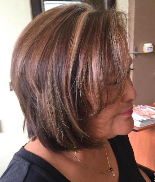 Äldre Women's Brown Bob With Highlights