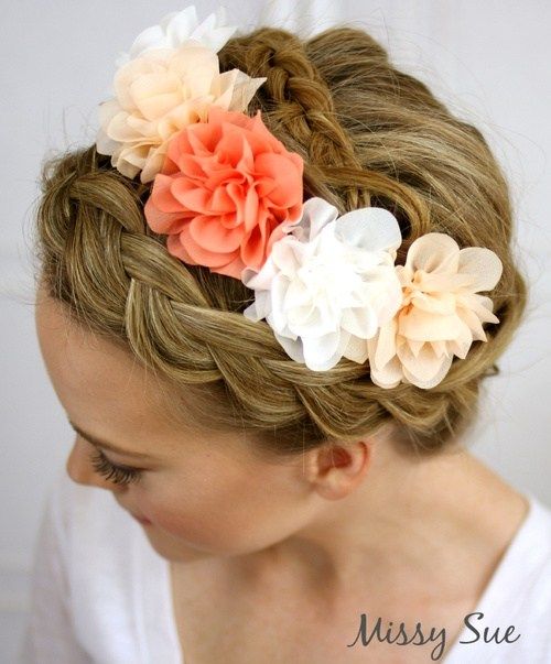 coroană braid hairstyle with hair flowers